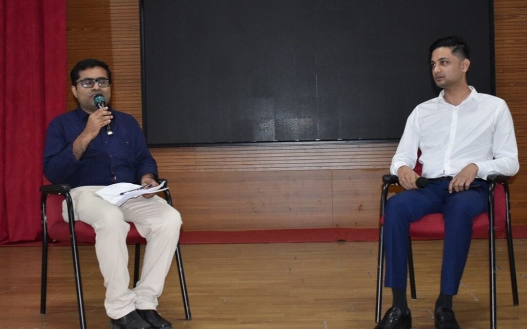 Alumnus Elton D’Souza interacts with MBA students